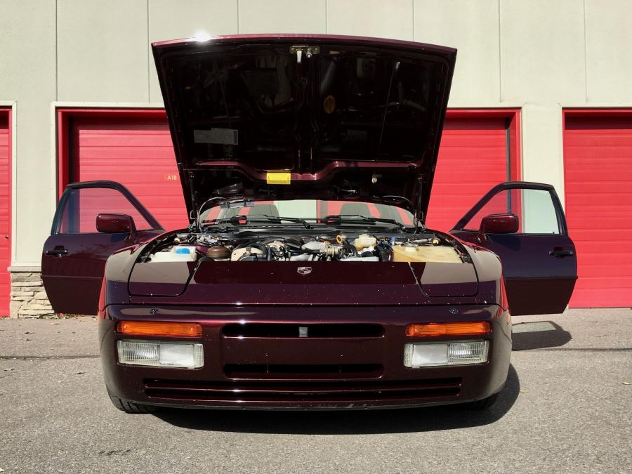 Моторный отсек Porsche 944 S2 Red Pearl 1990 года  (фото 32 из 86)
